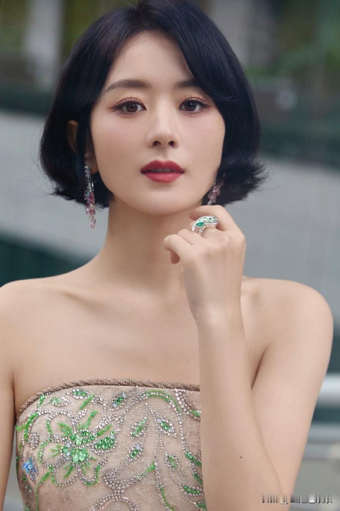 救命！如果赵丽颖突然官宣恋爱，娱乐圈怕是要炸成烟花厂！这位从农家小院一路杀到顶流