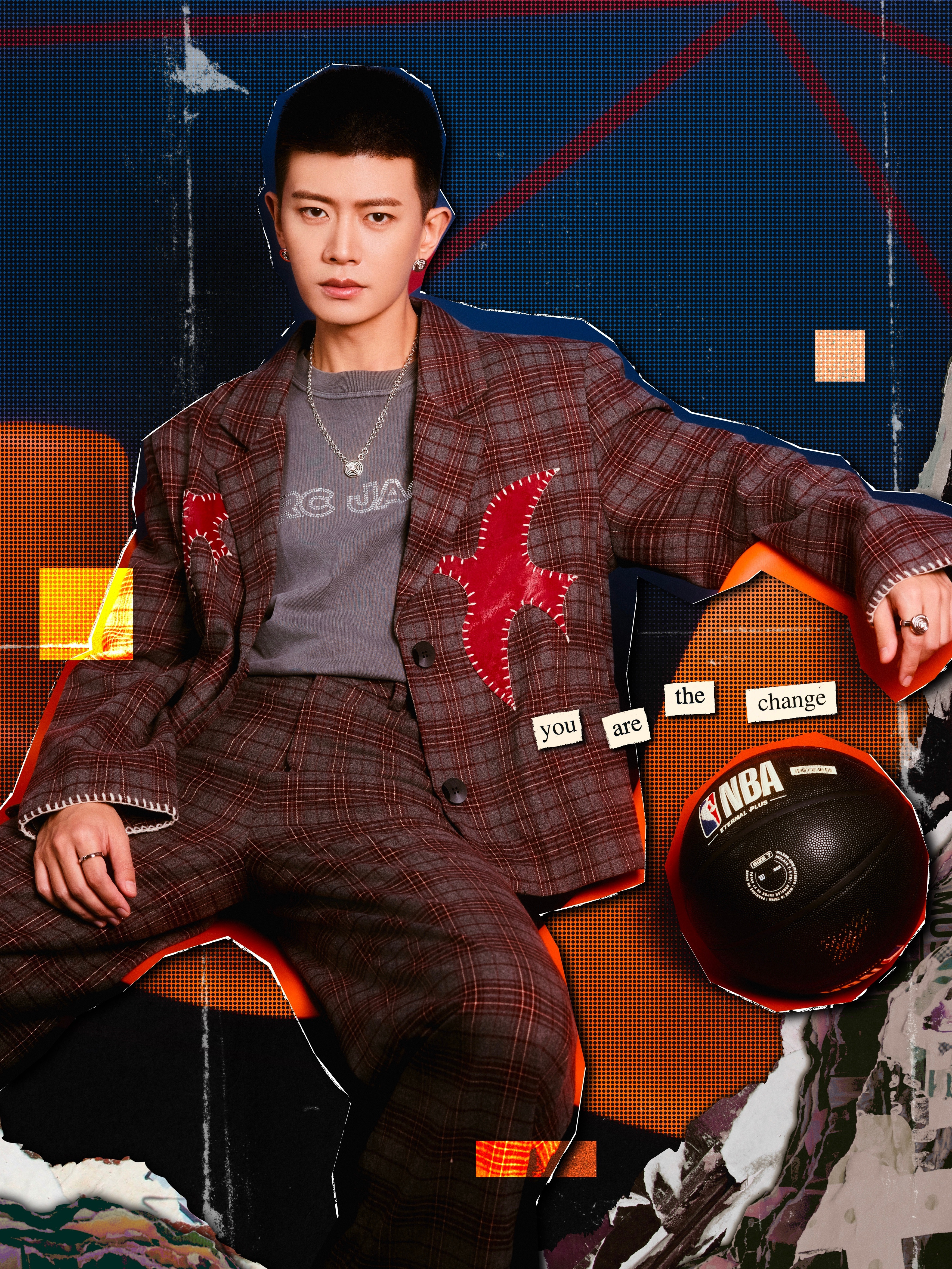 任嘉伦今日出席NBA聚星名人赛造型大片，分别带来两套西服套装的演绎，平驳领格纹西