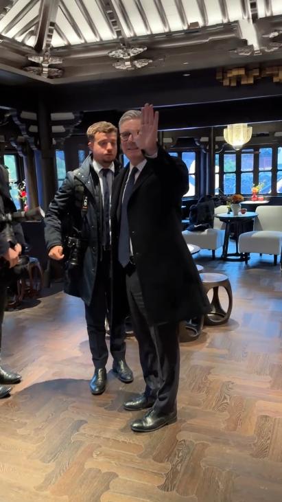 1月30日斯塔默打卡豫园湖心亭，看到摄影师拍他还对镜挥手，这个地方英女王也来过；