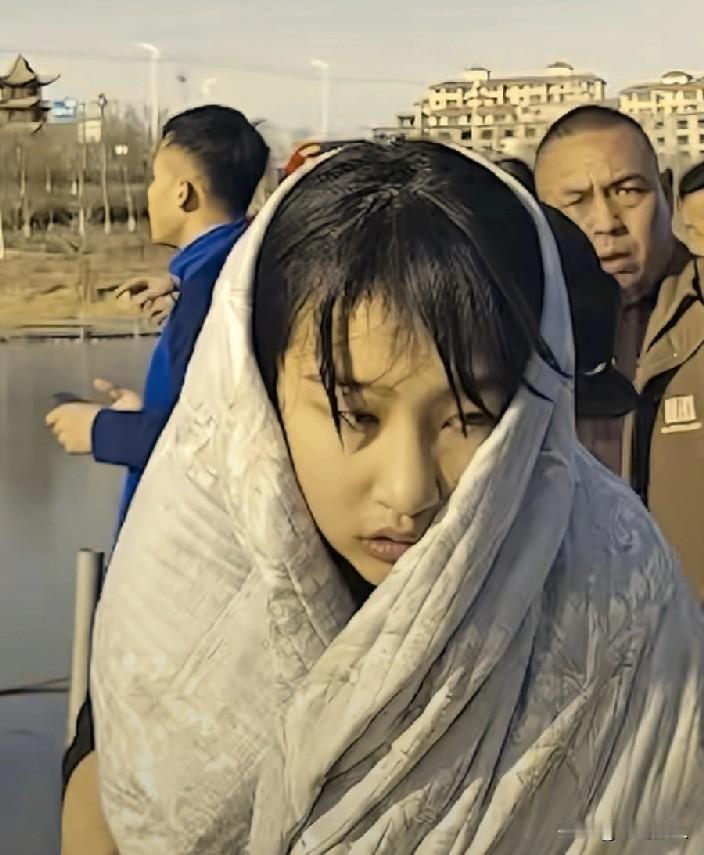 全网最美女孩李佳婷已经找到。十三岁的李佳婷路遇四岁男童落水，她跳入冰窟把男童救