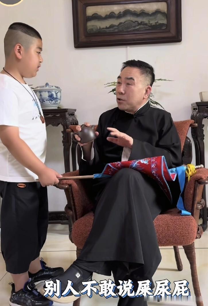海河战神杨老五对郭德纲的恨，像解不开的死结。有人说，这全因德云社怼神郑好怒骂他“