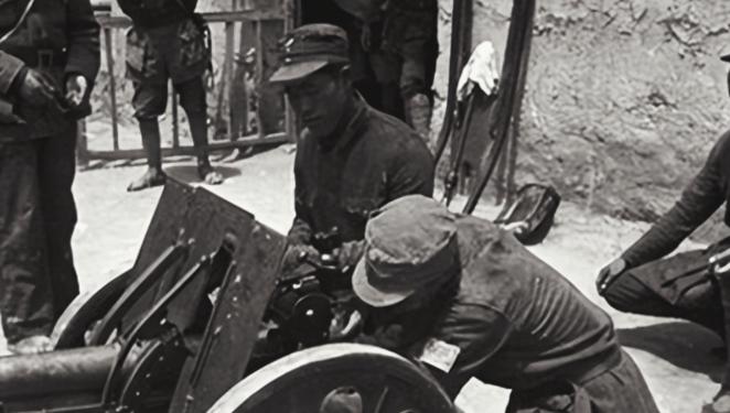 1940年，连长李玉章带人去偷炮弹，临走时，一块石头忽砸了下来，惊动了日军。眼看