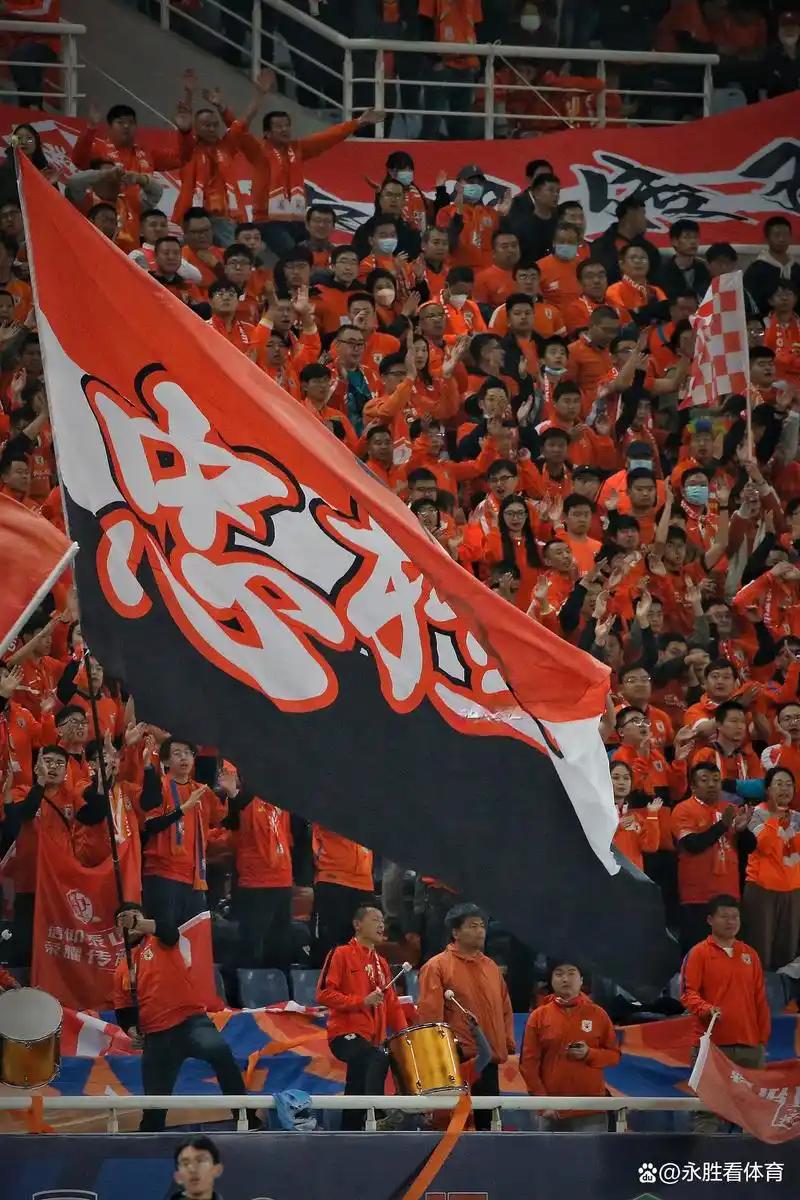 刚看到贾非凡去国安这事儿，真挺唏嘘的。自家青训出来的国奥队长，还是自由身走的，就