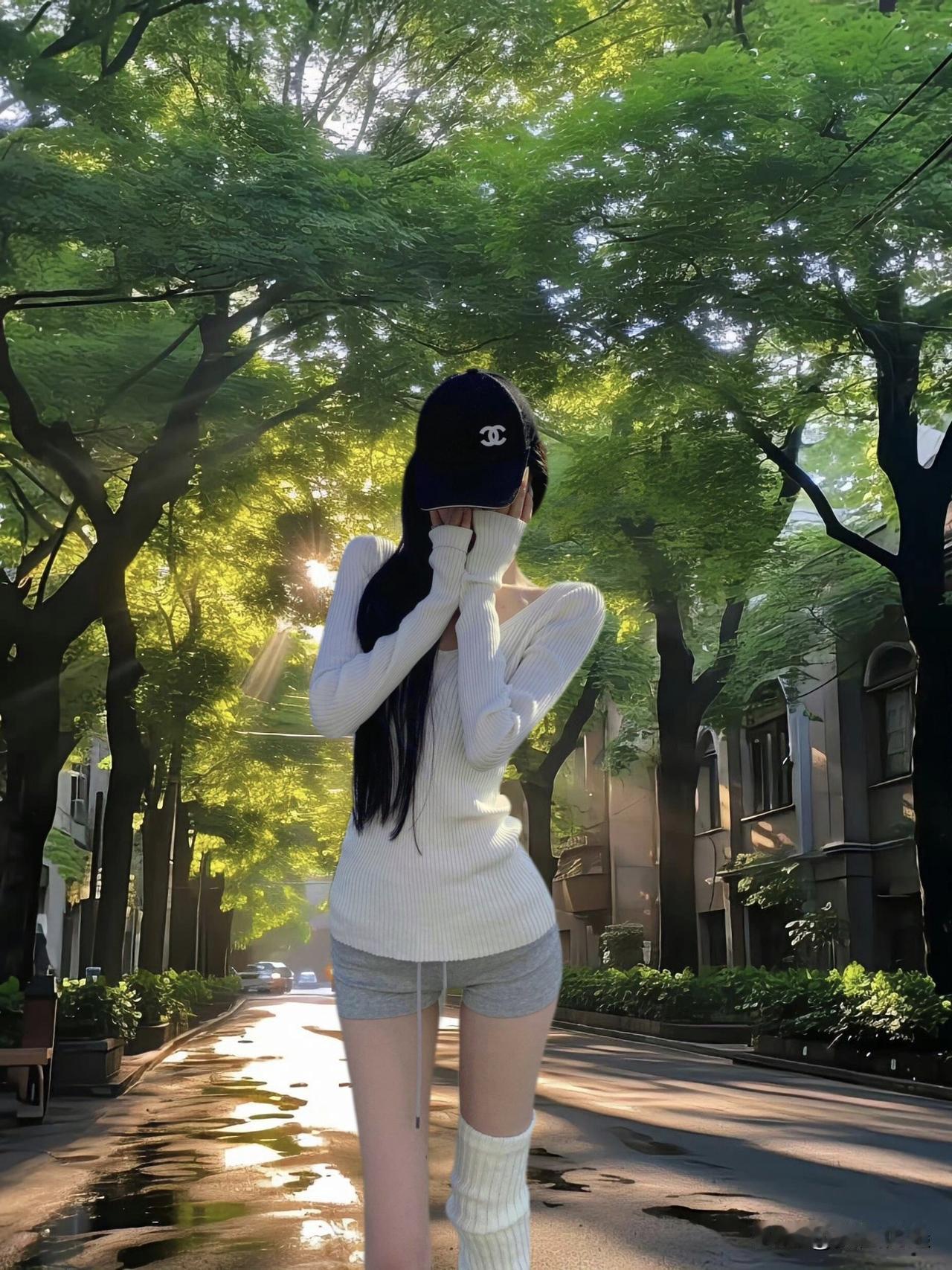 阳光洒落，绿意盎然，漫步在林荫小道，感受自然的美好。