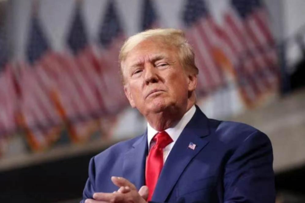 美国媒体集体懵了！特朗普从中国回来后像换了个人，不谈外交不谈经济，每天睁眼第一件