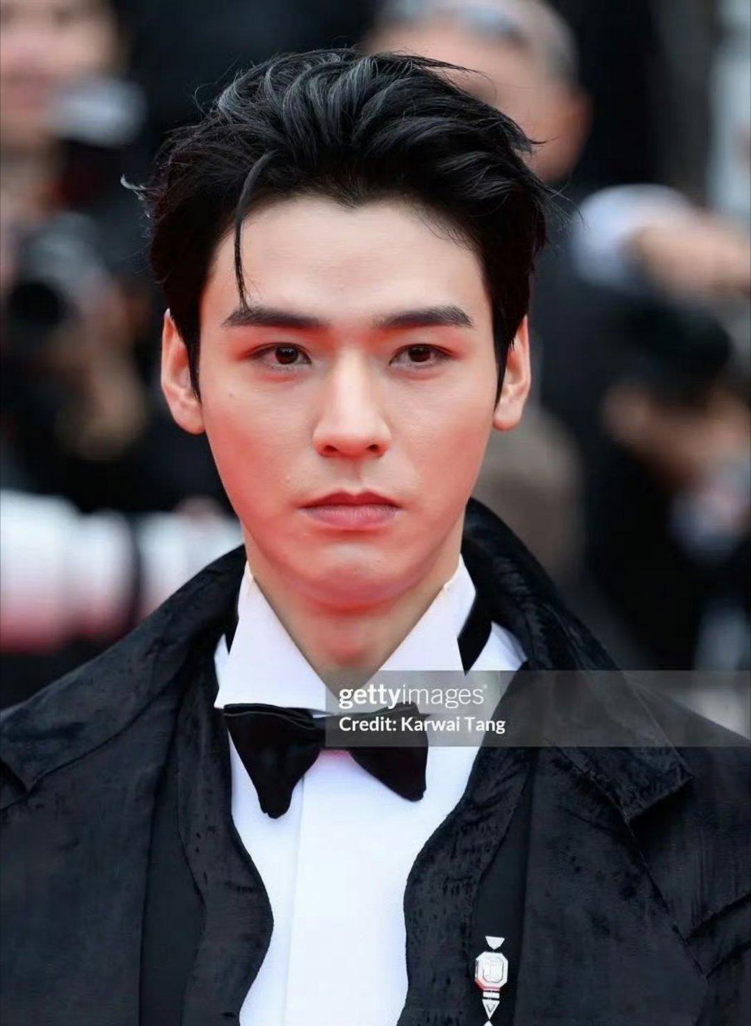 龚俊和张凌赫G社返图来啦，两位男明星都是高个子，而且颇具流量的当红小生。龚俊虽然