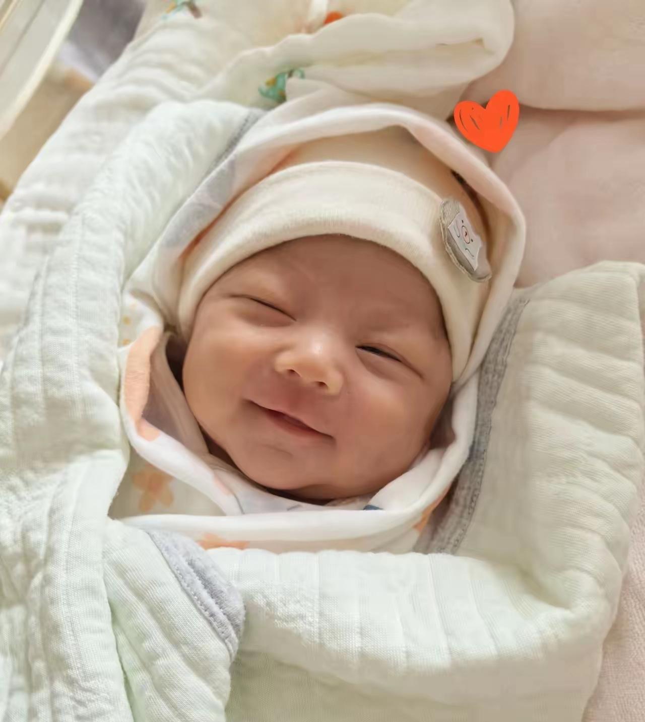 马筱梅这波，才是人生赢家的正确打开方式！不再遮遮掩掩，大方晒出全家福。爷爷