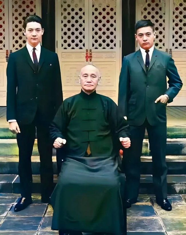 这张照片我以为老蒋头上插着两支糖葫芦