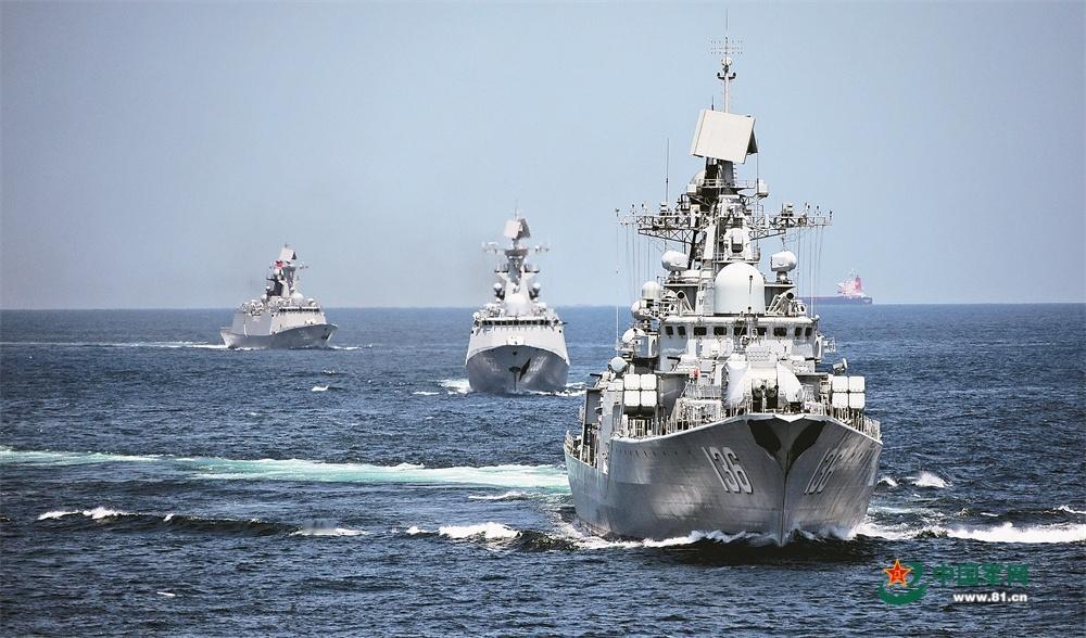 去年，杭州舰在外执行任务超过200天。