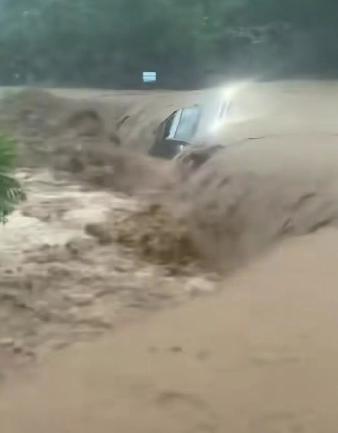 ​河北那场暴雨是真吓人，阜平有个豹5车主，自己带着拖车绳想去救被淹的车，结果人算