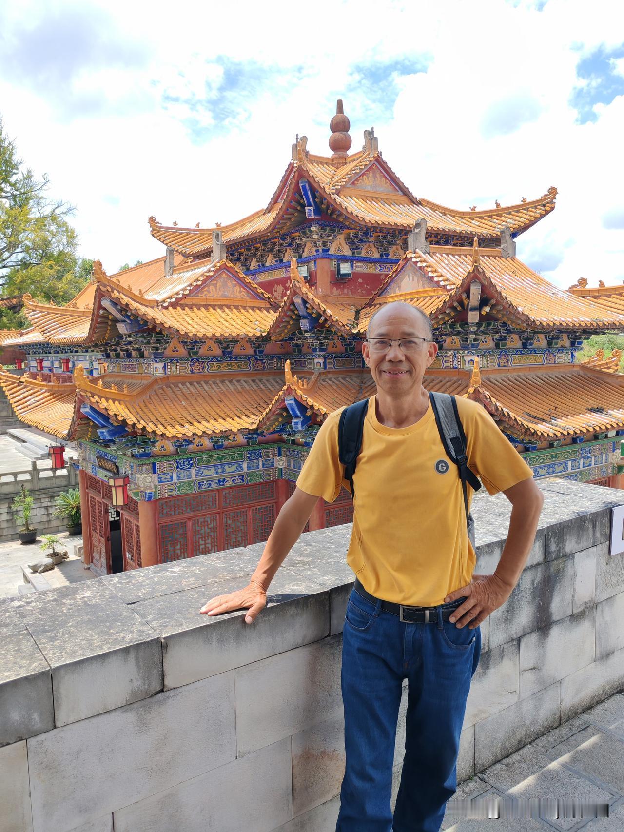 打卡安龙皇宫和试院开着房车慢游贵州避暑，今日驻足安龙，在当地胡老板的陪同
