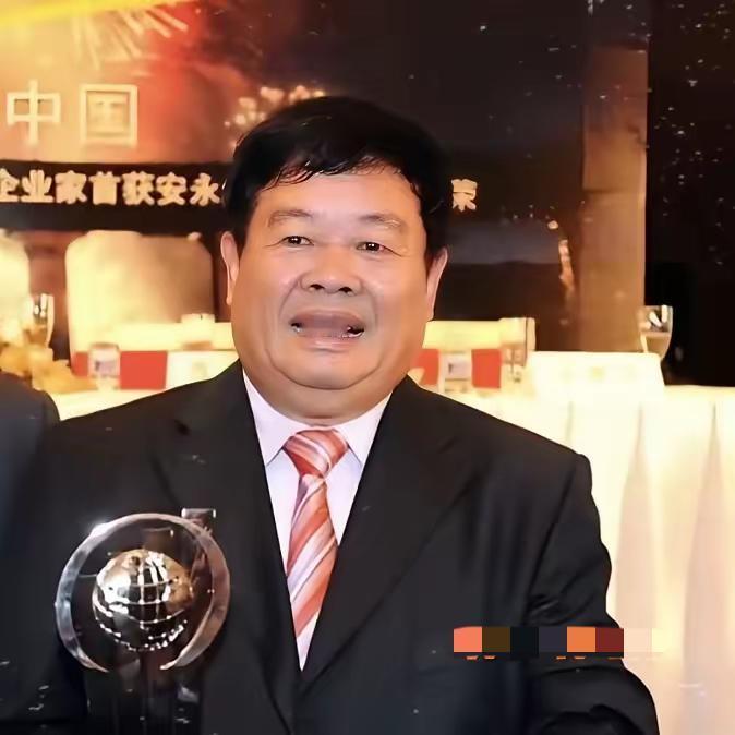 曹德旺交班炸锅！老爷子直接把董事长位子甩给亲儿子曹辉，压根没搭理高学历女婿。家