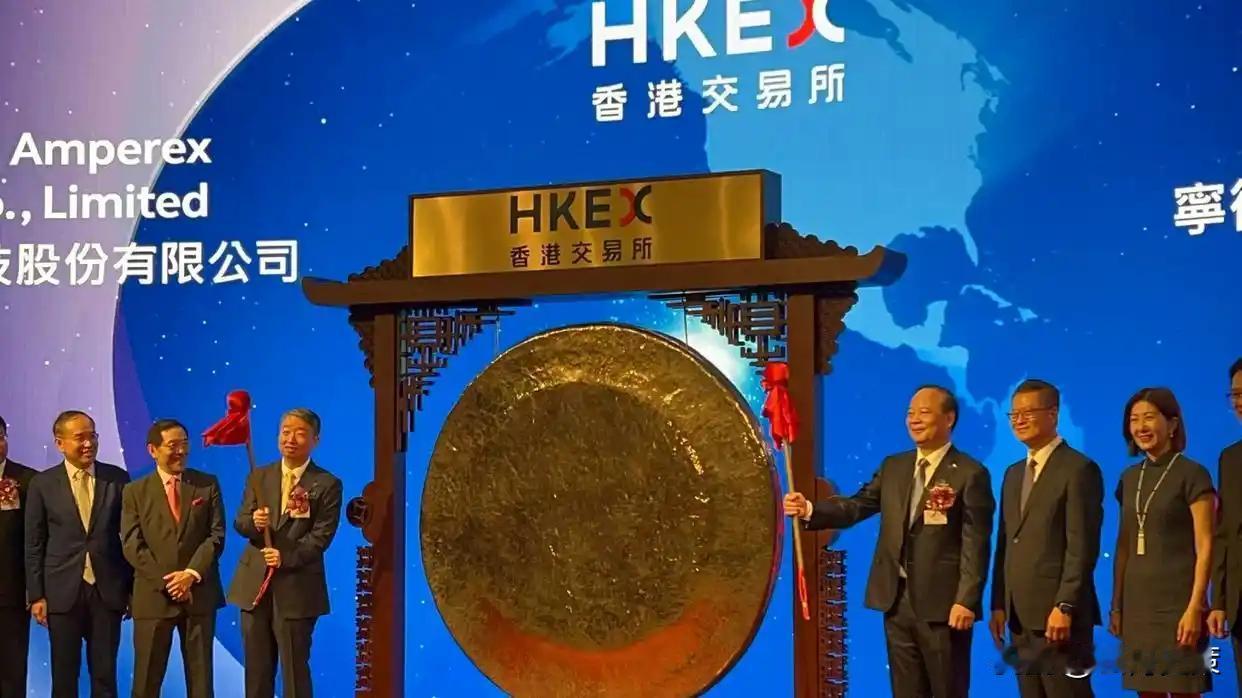 现在轮到美国心里不是滋味了！美国财长贝森特前脚刚放话要把中国公司从美国股市摘牌，