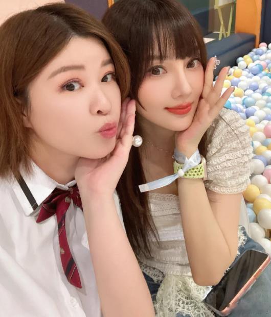 甜馨现身小酒窝生日会，李小璐、杜华都在小酒窝的妆就没有淡过。。每次看到她都是画成
