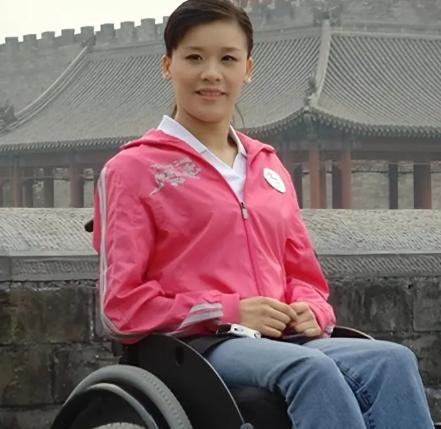 44岁桑兰高位截瘫当妈后，还想二胎？丈夫一票否决胸口以下没知觉，大小便都要人