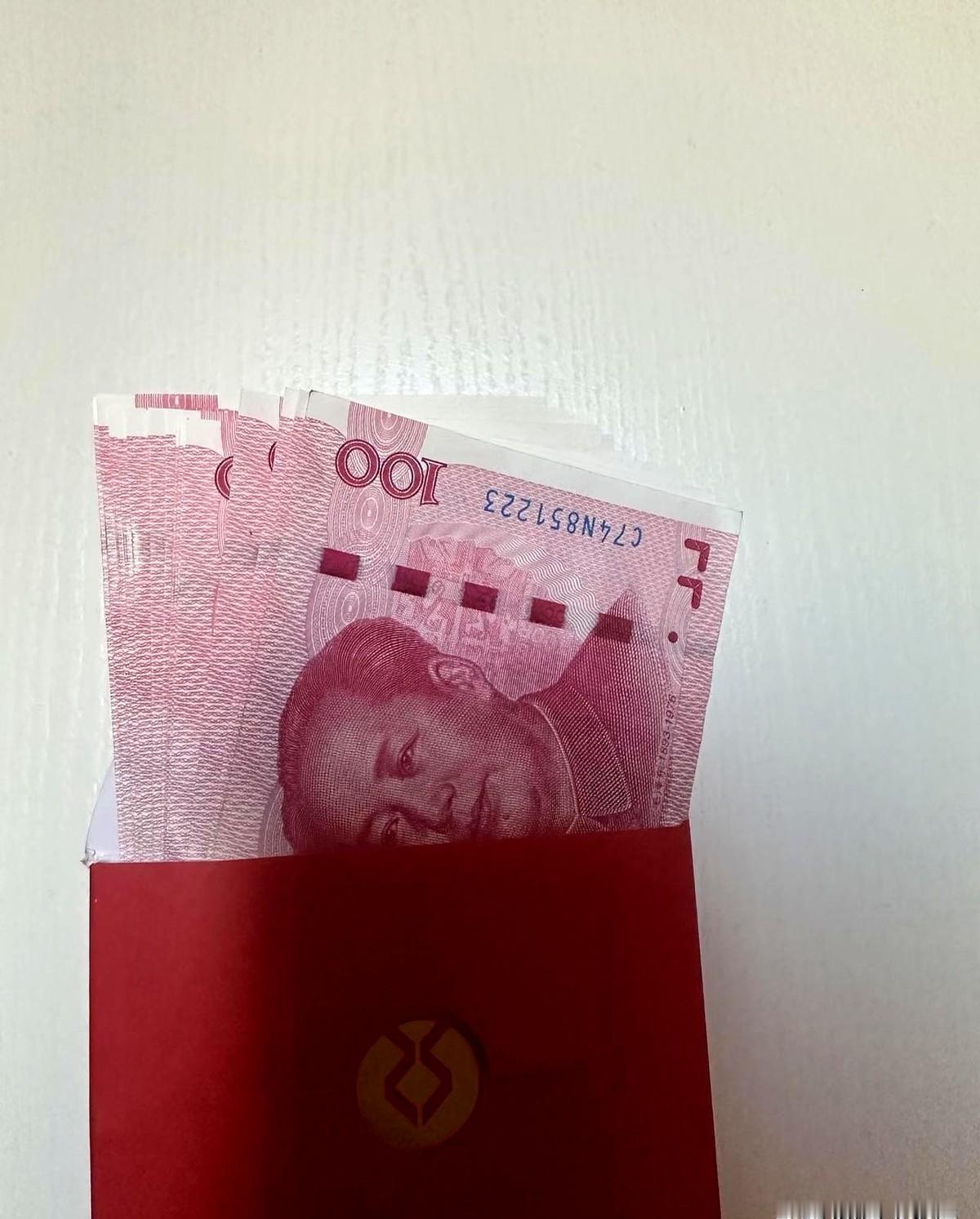 我老公有个毛病，从来不给我婆婆钱。婆婆帮我们看了6年孩子，他过年过节给生活费，