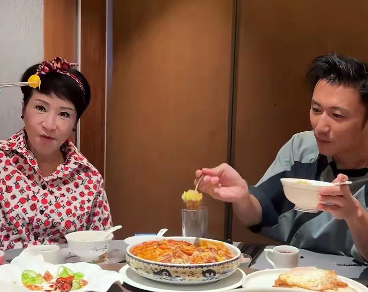 8月29日，谢霆锋生日和爸妈聚会，其乐融融的画面，很温馨有爱。谢霆锋45岁生