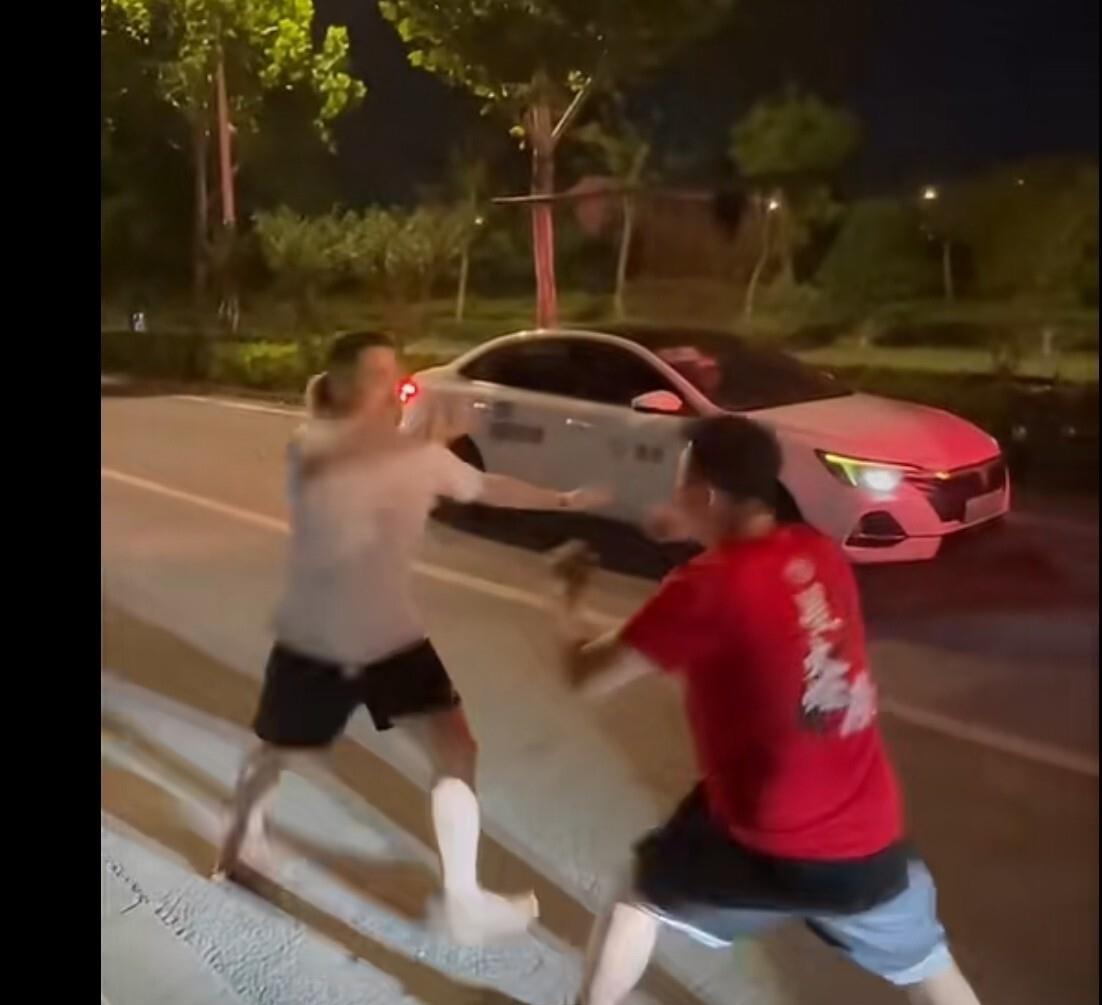 上海德比，球场上海港赢了，场外申花球迷赢了。昨晚赛后，两队球迷真动手了，视频里申