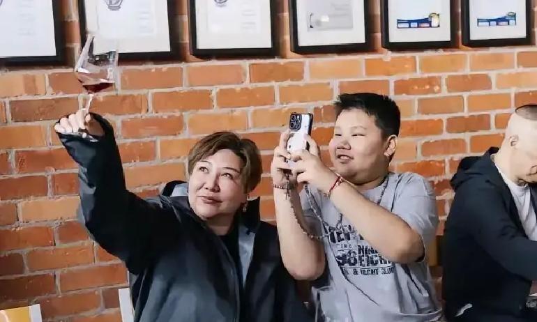 德云社这次海外巡演名单里，王惠带着小儿子郭汾阳一起现身。五六十人的大团，落脚点