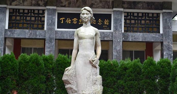 1950年，女战士丁佑君被土匪轮番侵犯。随后，敌人又扒光她的衣服拖行，给她灌辣椒