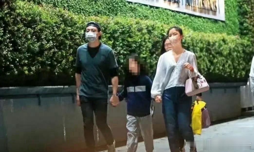 林心如给女儿穿优衣库，发现好多港台明显给孩子穿的都是比较平价的衣服。明星家“小公