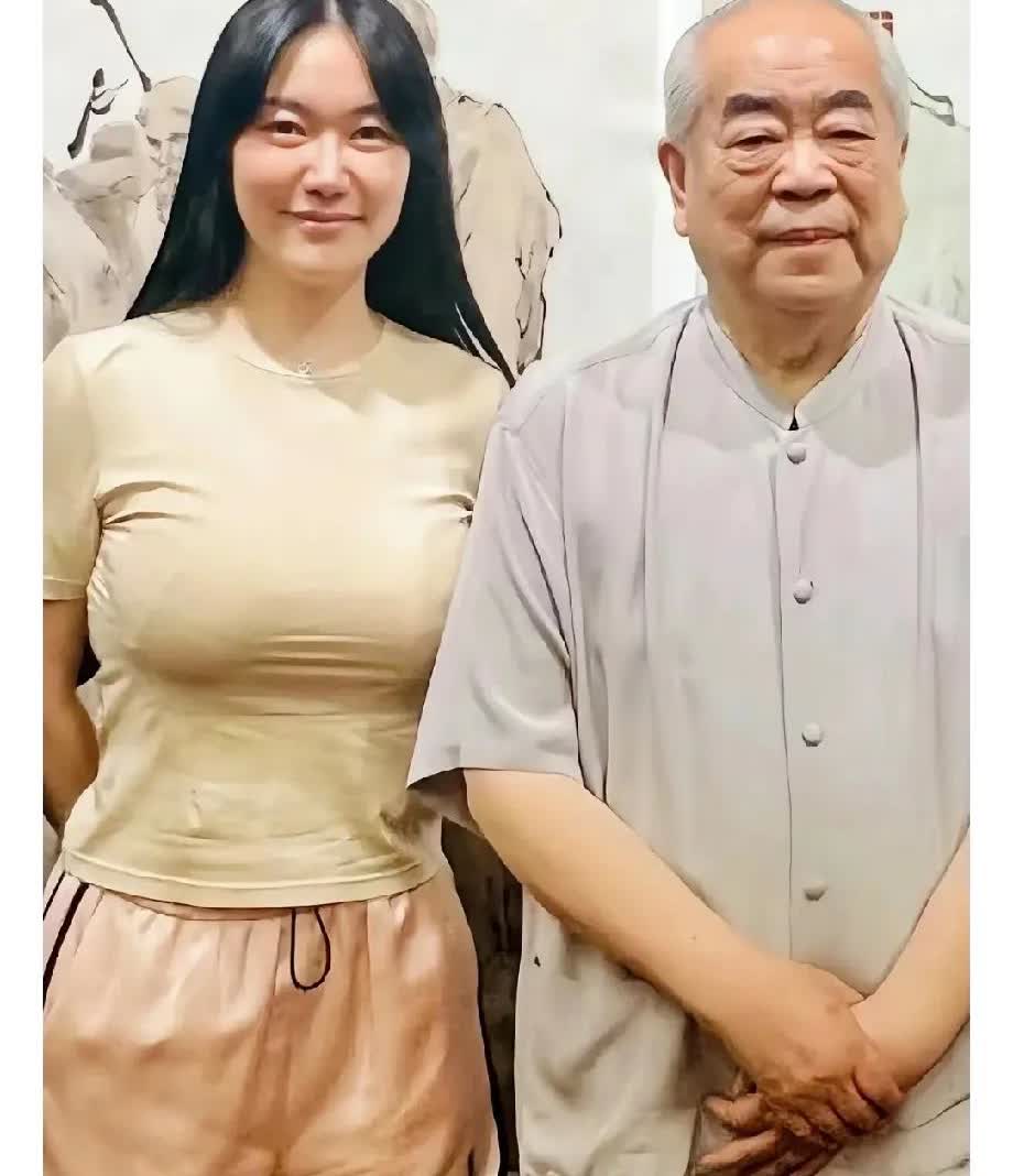 你绝对想不到范增的第四任妻子徐萌曾经是模特，她也是武汉大学毕业的，而且还