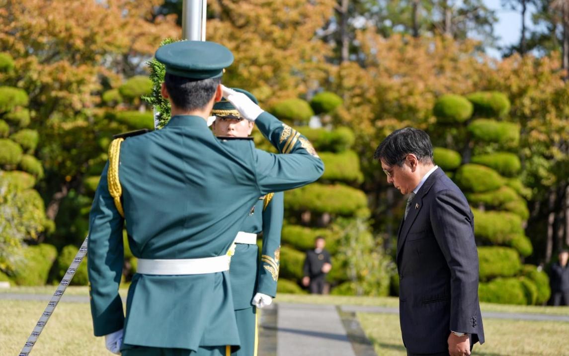 当地时间11月2日，菲律宾总统小马科斯在韩国釜山，所谓“联合国军纪念公墓”访问期