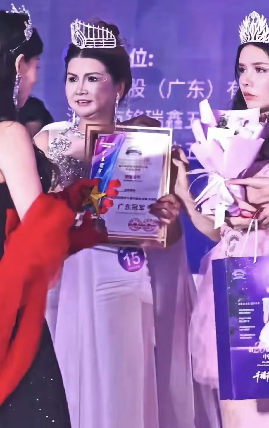 被第28届模特大赛广东冠军整破防了！老姐姐这状态哪像一般的大龄选手？这也太牛了。