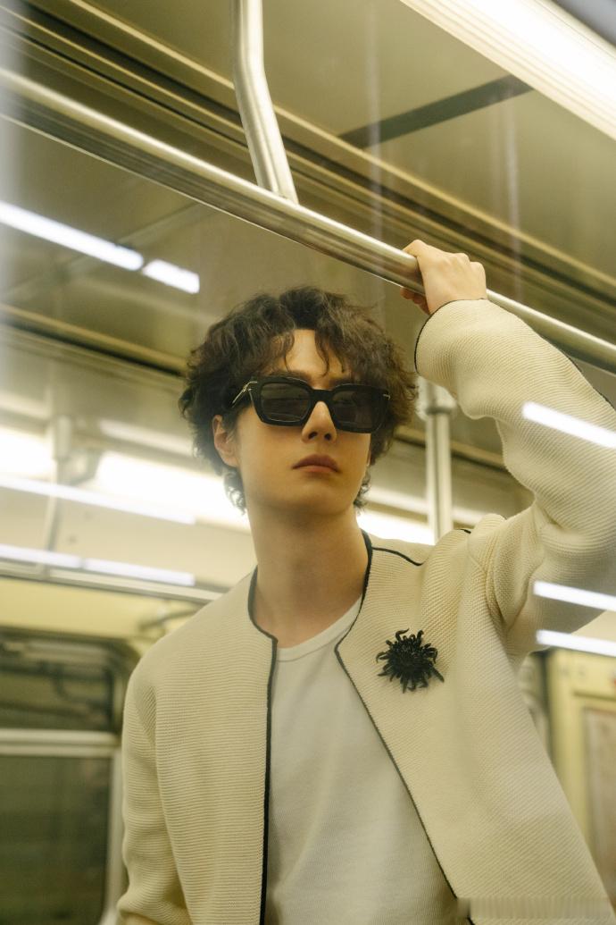 王一博表达态度与个性的全新风格王一博看见零碎的留白和无数次擦肩王一博看见零碎的