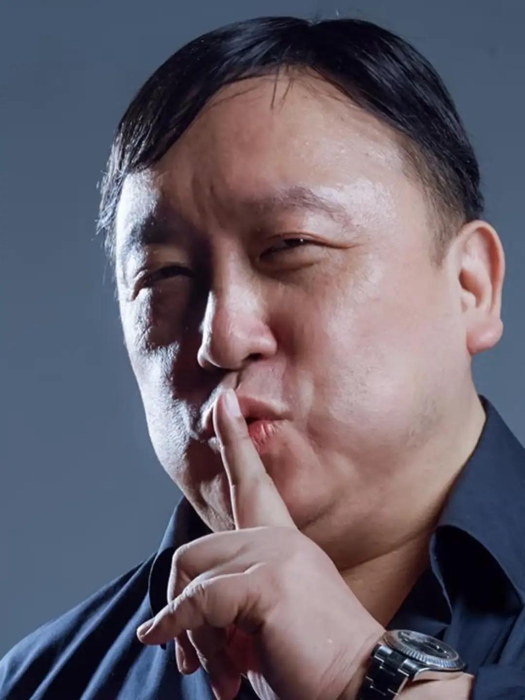 王晶说，我从来不觉得李嘉欣漂亮，她认为李嘉欣整个人很高，却没什么肉，肩膀窄，不够