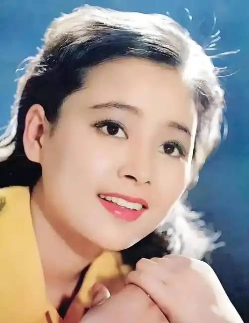 看哭了！69岁张瑜走进公证处，签完字，把北京四合院、上海江景大平层、海外房产，连