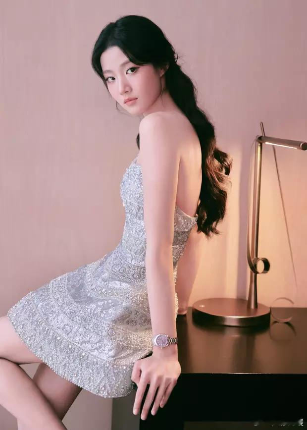 卢昱晓穿银色抹胸短裙，灵动娇俏似公主​​​