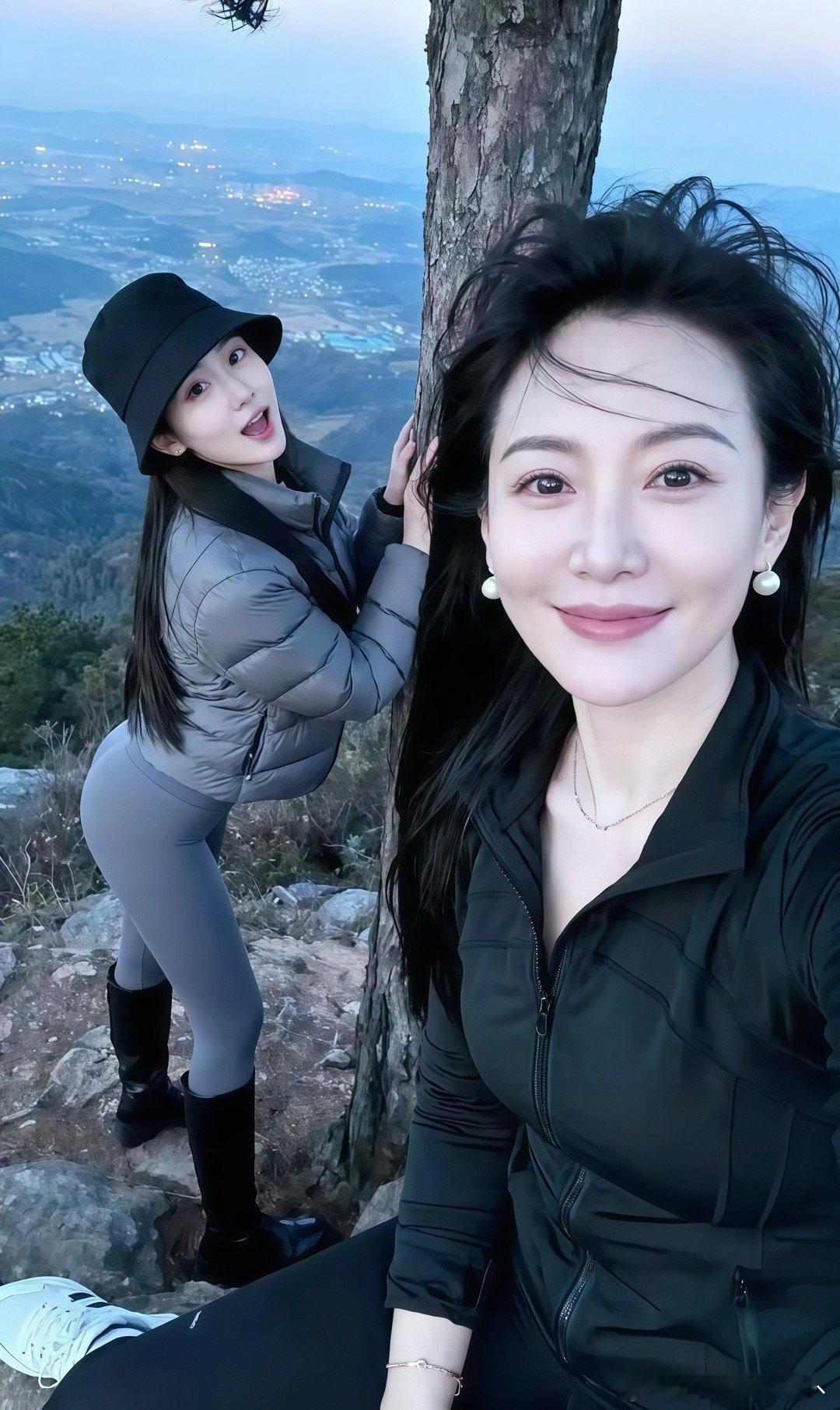 母女两人去爬山，你觉得谁是母亲谁是女儿？