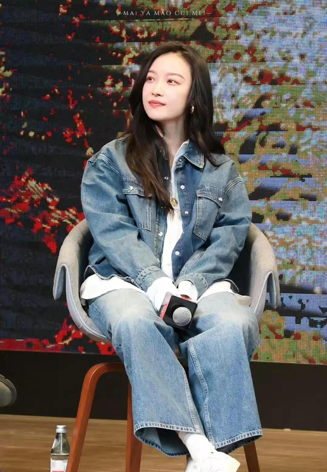 被35岁的倪妮惊艳到了！她的牛仔套装造型，把年轻态焊在了身上！宽松的