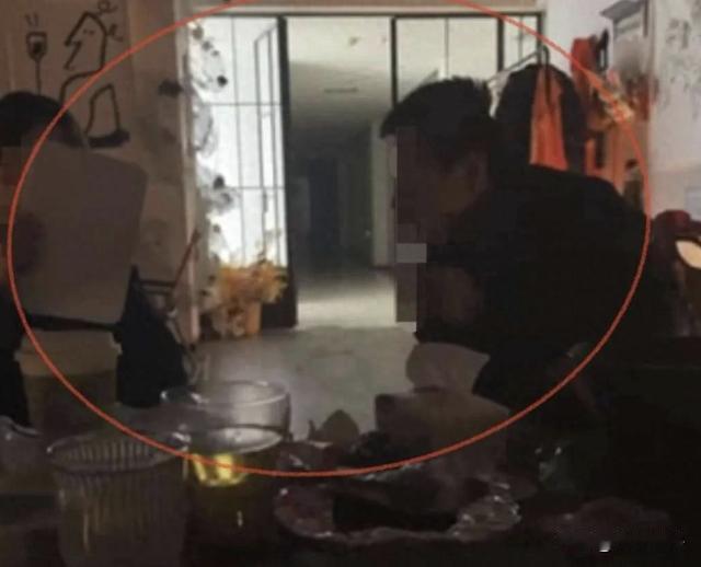 河南洛阳，男子深夜去酒吧喝酒，让美女店员作陪。男子越喝越兴奋，据称还把脸往人家身