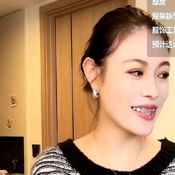 葛荟婕聊前夫时满是豁达粉丝问她“不恨皮裤吗”，她笑着回应不恨，说前夫挣钱养孩