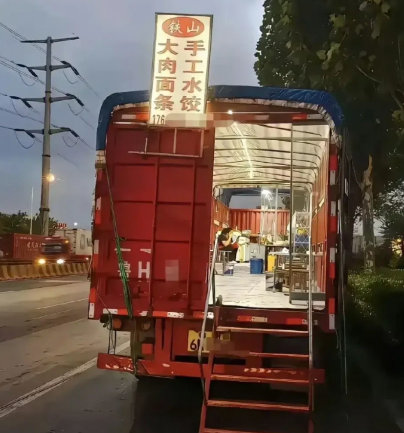 城管估计头都大了，这样的情况管还是不管好啊。