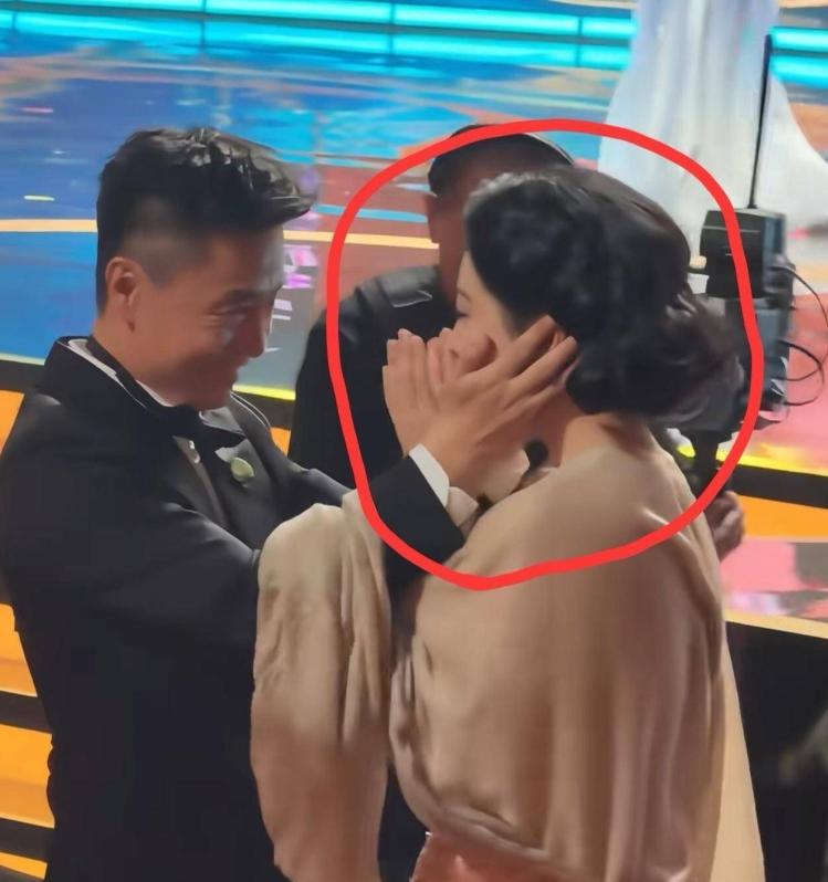 杨紫拿了白玉兰视后，站在台上哭得稀里哗啦，台下有个男人直接捧住她的脸，又是深情对