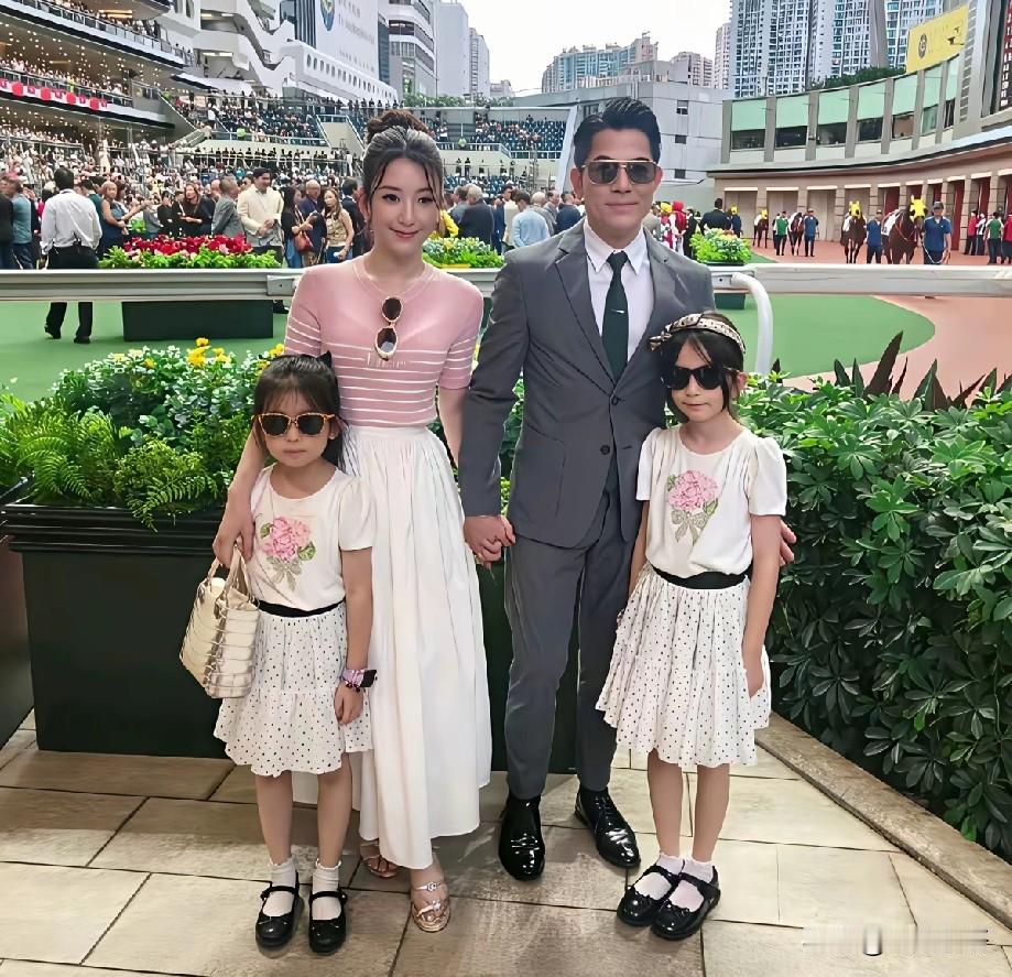 网友点评方媛原生长相：小脸配肉鼻比例独特，基因出众三个女儿颜值亮眼近日有网