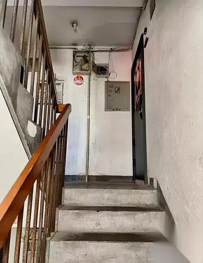 救命！步梯房真的没人要了？住了18年的6楼老房子，120平南北通，楼下就是菜