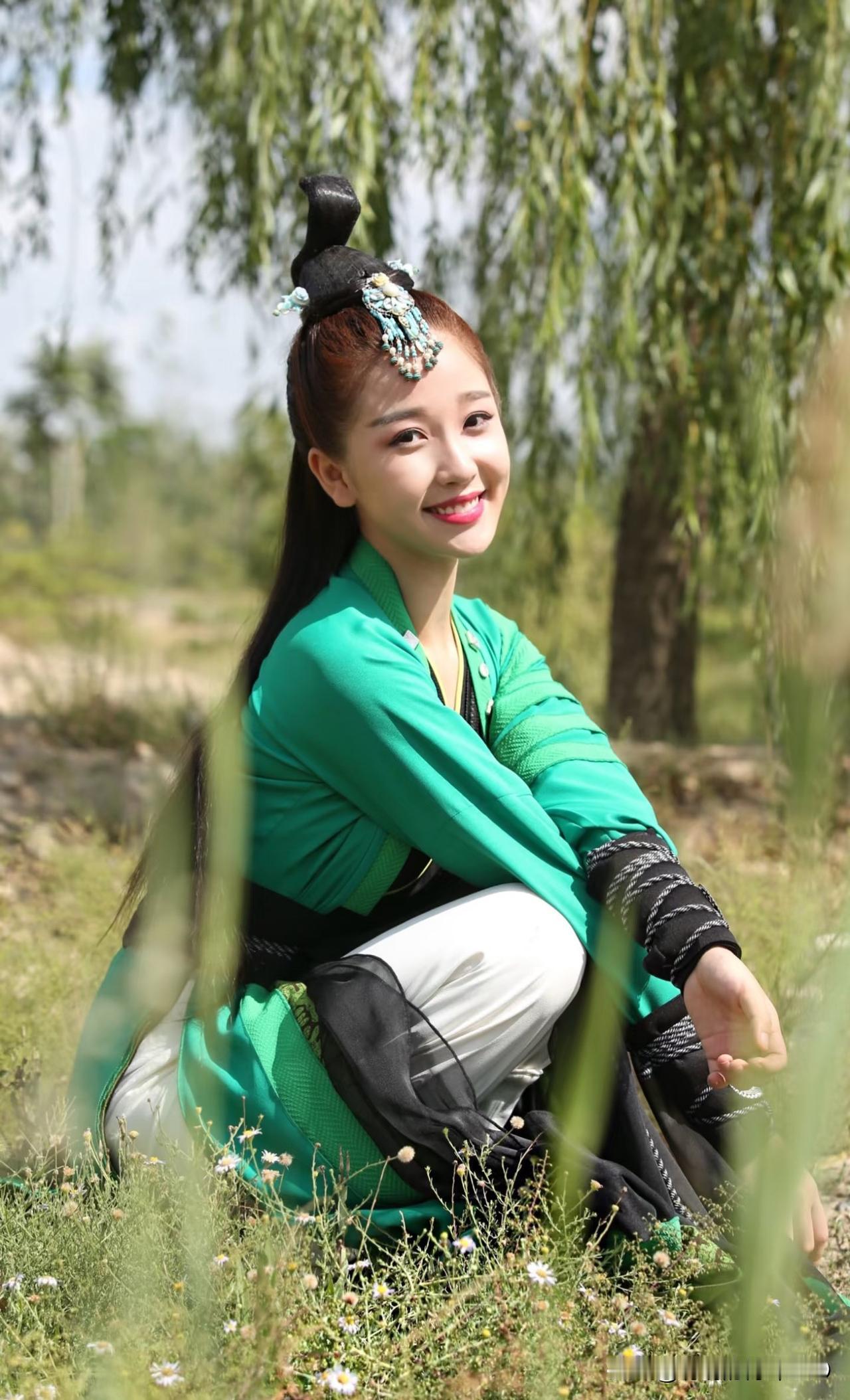 虞书欣早期绿衣女侠灵动且英气