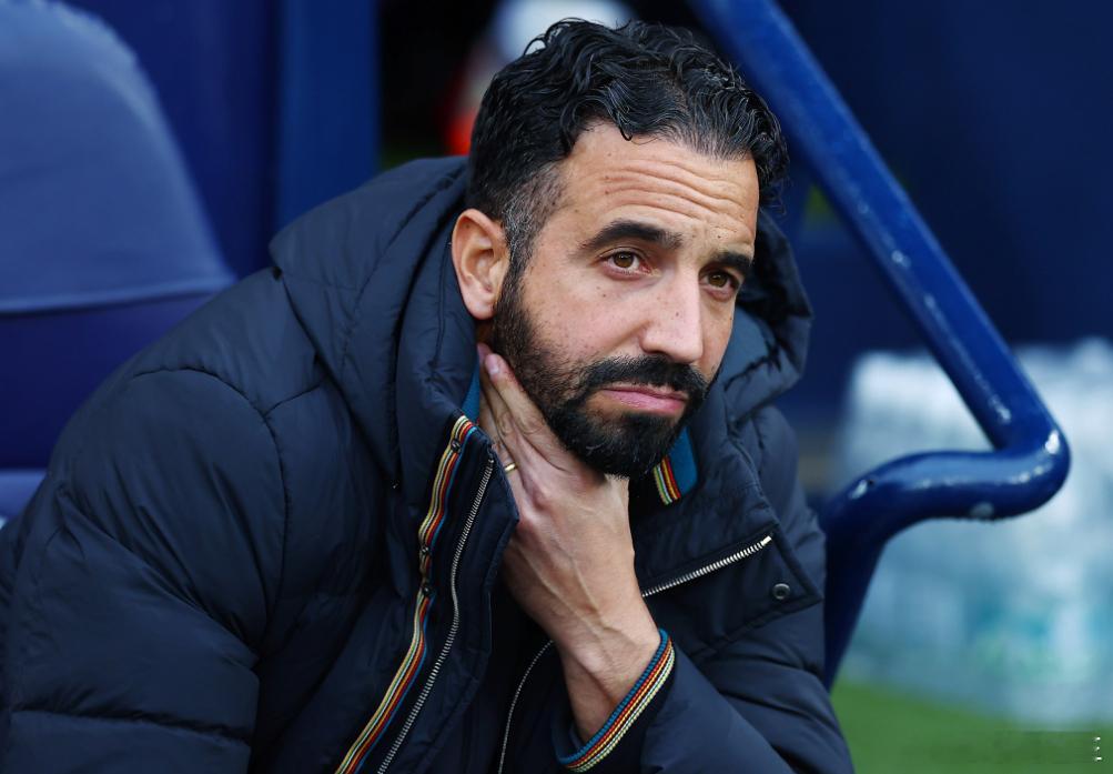 内维尔：姆伯莫和库尼亚签约风险较小，舍什科看起来还没完全适应10月26日讯曼联