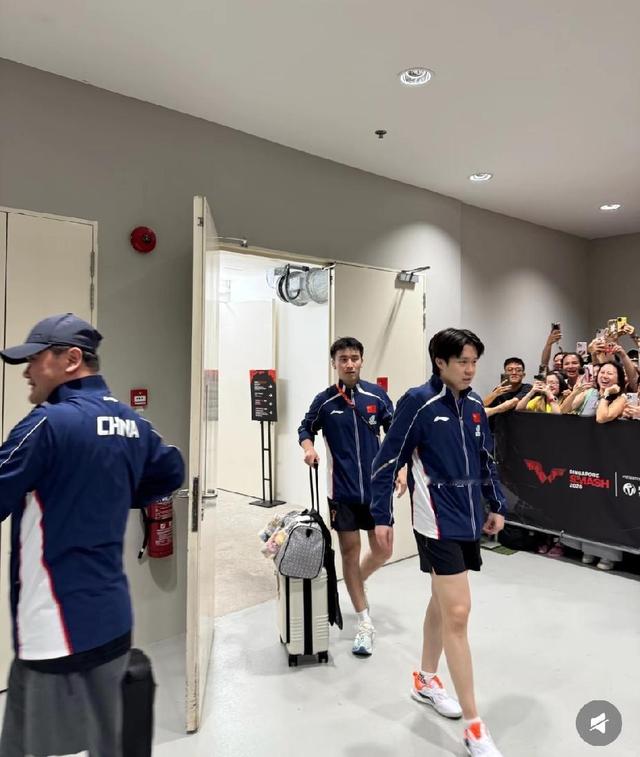 被尖叫声“吓退”的王楚钦，这反差感也太可爱了！😂新加坡大满贯赛后通道，这