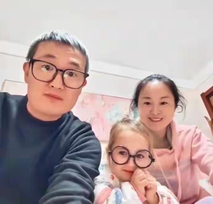 如果中国夫妻生出的金发碧眼女儿经过亲子鉴定确认为亲生，孩子的母亲可能会有多种回应