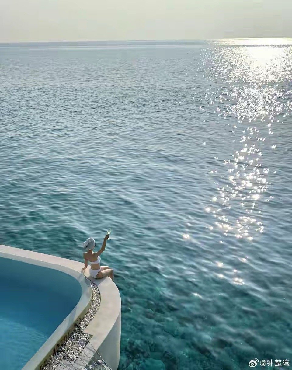 钟楚曦马尔代夫晒泳装照！肤白貌美红唇迷人，手上肌肉很多没少练