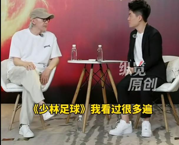 董宇辉情商果然非常高。在采访周星驰的时候，周星驰问他：“你看过少林足球没有？