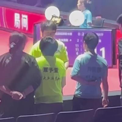 孙颖莎场外指导蒯曼，苦战五局赢张本美和！今天深大与成都队的比赛中，蒯曼与张本美