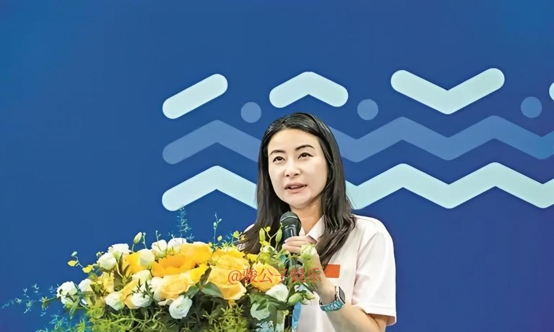 郭晶晶状态可真好啊！9月26日，跳水女王郭晶晶亲临深圳大运中心游泳馆，助阵2
