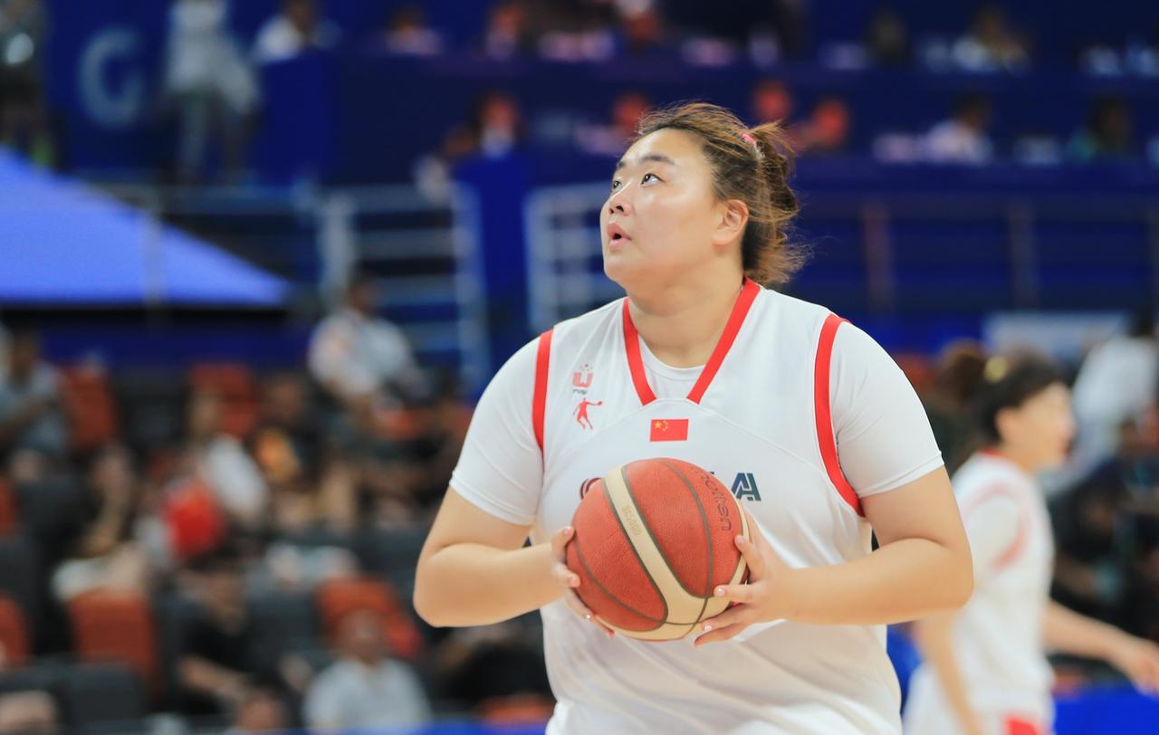 今天中国女篮公布了参加世界杯预选赛的最终12人大名单。这份大名单中包括：李月