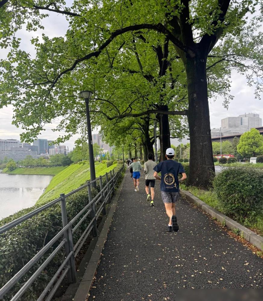 跑步多年，我终于明白一个道理：跑步不能代替治疗。十二年跑下来，最该放下的不是